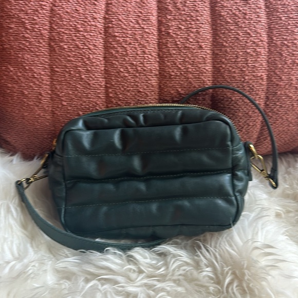 Madewell—The Transport Camera Bag: Puff Edition in the color Dark Palm. - Picture 3 of 4